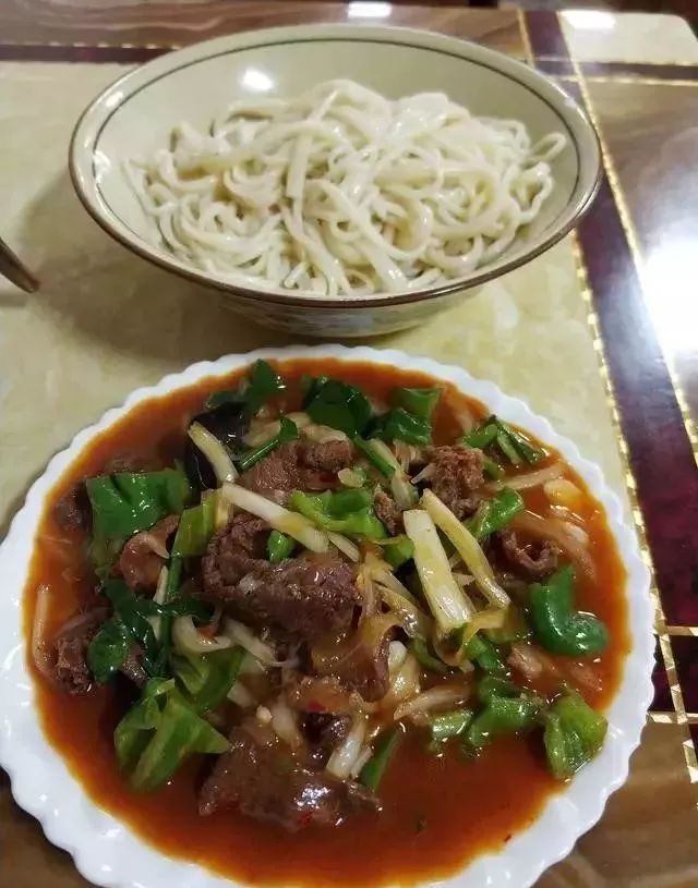 深夜食堂：攢勁弟弟帶你吃！烏魯木齊十大經(jīng)典拌面館，咱新疆人就好這口... 