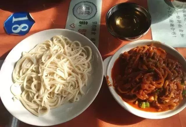 深夜食堂：攢勁弟弟帶你吃！烏魯木齊十大經(jīng)典拌面館，咱新疆人就好這口... 