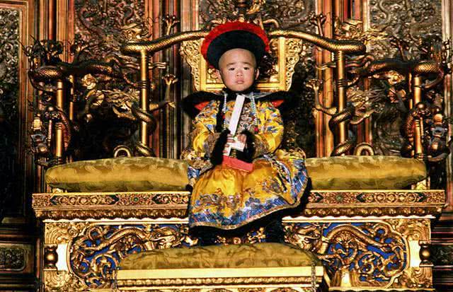 溥儀重游故宮，一只蟈蟈在龍椅下藏了五十年，為什么沒餓死 