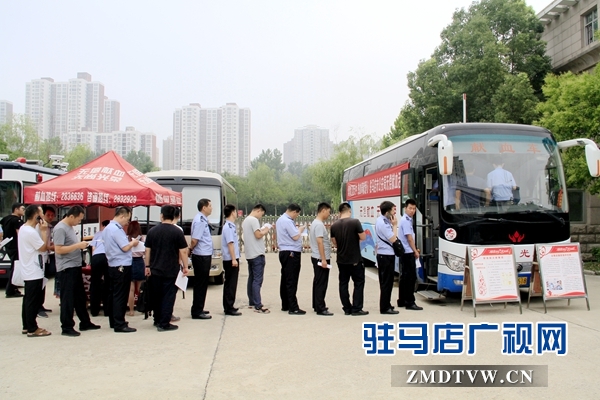 駐馬店市近百名公安系統(tǒng)職工積極參加無(wú)償獻(xiàn)血