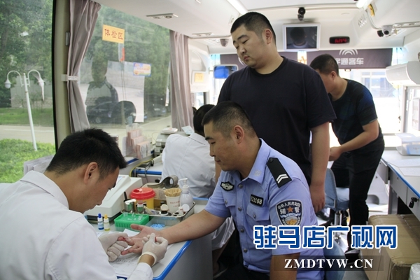 駐馬店市近百名公安系統(tǒng)職工積極參加無(wú)償獻(xiàn)血