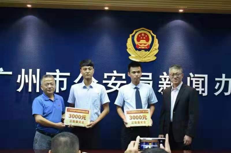 驚心動(dòng)魄5分鐘！河南倆90后的哥廣州深夜跳江救人