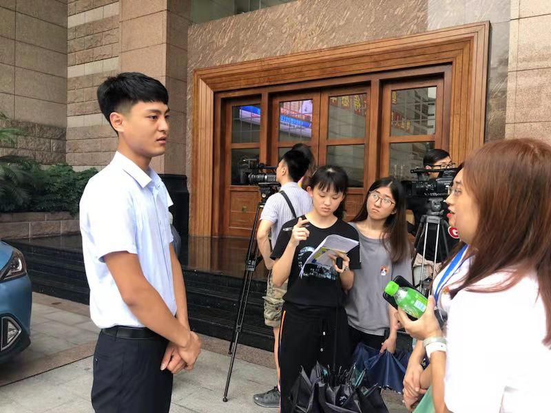 驚心動(dòng)魄5分鐘！河南倆90后的哥廣州深夜跳江救人