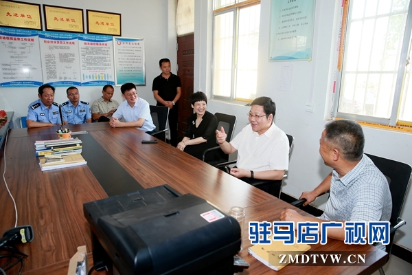 副市長(zhǎng)郭淵（右2），泌陽(yáng)縣縣長(zhǎng)魏華偉（左4）與駐馬店市公安局駐泌陽(yáng)縣賒灣鎮(zhèn)馬樓村扶貧隊(duì)員親切交談.JPG