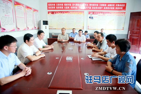 副市長(zhǎng)郭淵（左2）、泌陽(yáng)縣委書(shū)記張樹(shù)營(yíng)（左3）、泌陽(yáng)縣縣長(zhǎng)魏華偉（左1）與駐馬店市公安局駐泌陽(yáng)縣高邑鎮(zhèn)王灣村扶貧隊(duì)員親切