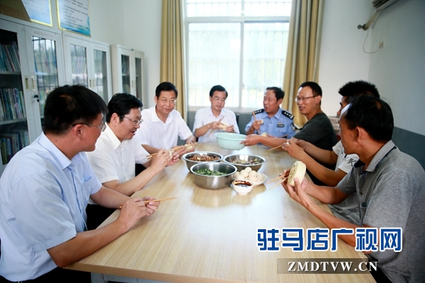 副市長(zhǎng)郭淵（左2）、泌陽(yáng)縣委書(shū)記張樹(shù)營(yíng)（左3）、泌陽(yáng)縣縣長(zhǎng)魏華偉（左1）與市公安局駐村扶貧隊(duì)員共進(jìn)晚餐.JPG