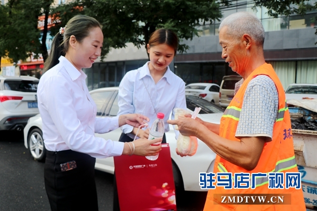 愛心企業(yè)開展免費(fèi)為環(huán)衛(wèi)工“送早餐、送清涼”活動