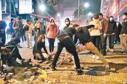 “香港，不是你們?yōu)樗麨榈牡胤?！?那些年，我們追過(guò)的“阿sir” 