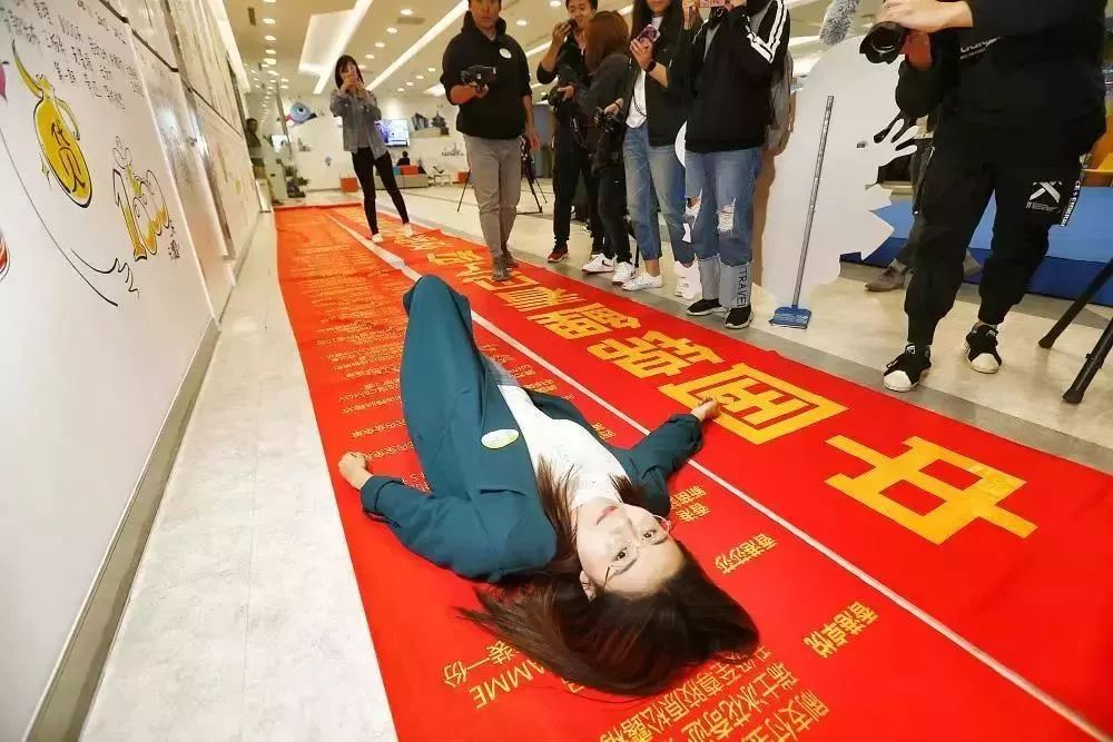 抽獎超過三百萬的中國錦鯉女孩信小呆，現(xiàn)在過得并不如意？ 