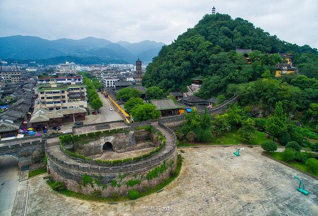 臺(tái)風(fēng)侵襲臨海古城：當(dāng)古建筑遭遇洪水猛獸，我們?cè)撊绾螒?yīng)對(duì)？ 