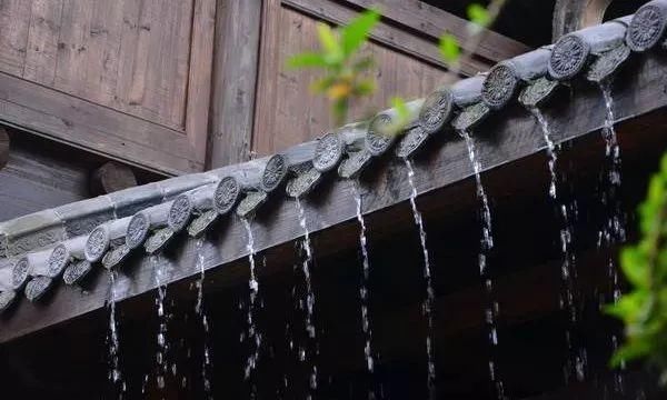 臺(tái)風(fēng)侵襲臨海古城：當(dāng)古建筑遭遇洪水猛獸，我們?cè)撊绾螒?yīng)對(duì)？ 