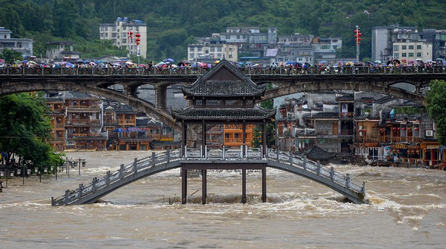 臺(tái)風(fēng)侵襲臨海古城：當(dāng)古建筑遭遇洪水猛獸，我們?cè)撊绾螒?yīng)對(duì)？ 
