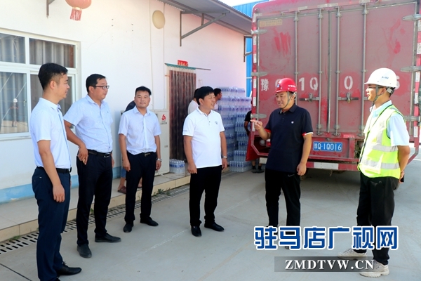 愛心企業(yè)到市國際會展中心慰問一線建設(shè)者