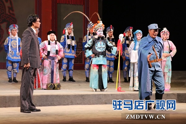 駐馬店市傾力打造的精品現(xiàn)代戲《樊粹庭》在市會展中心首演