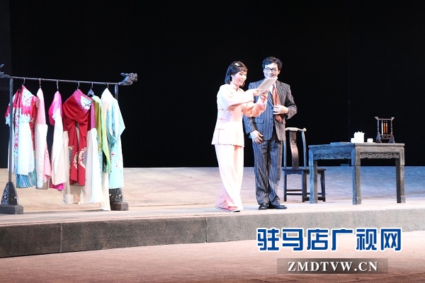 駐馬店市傾力打造的精品現(xiàn)代戲《樊粹庭》在市會展中心首演