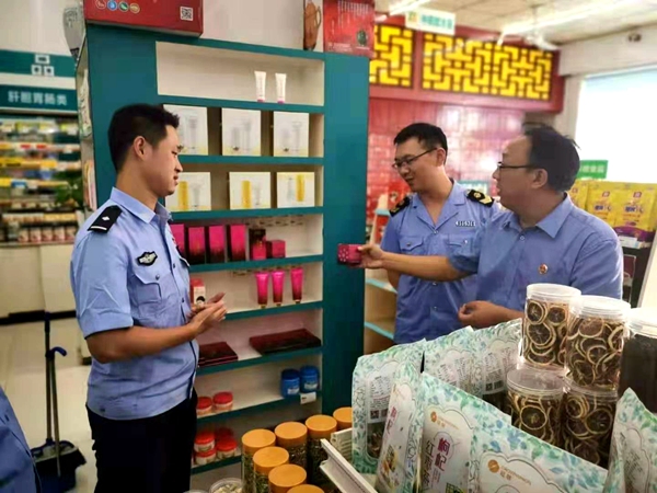 雪松派出所開展打擊食藥環(huán)犯罪專項檢查活動