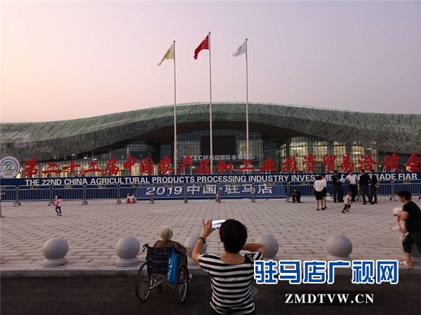鵬宇集團(tuán)志愿者到駐馬店國際會展中心開展衛(wèi)生打掃志愿服務(wù)獲點(diǎn)贊