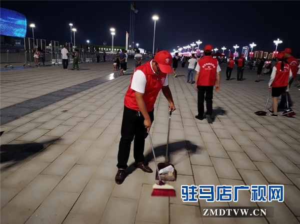 鵬宇集團(tuán)志愿者到駐馬店國際會展中心開展衛(wèi)生打掃志愿服務(wù)獲點(diǎn)贊