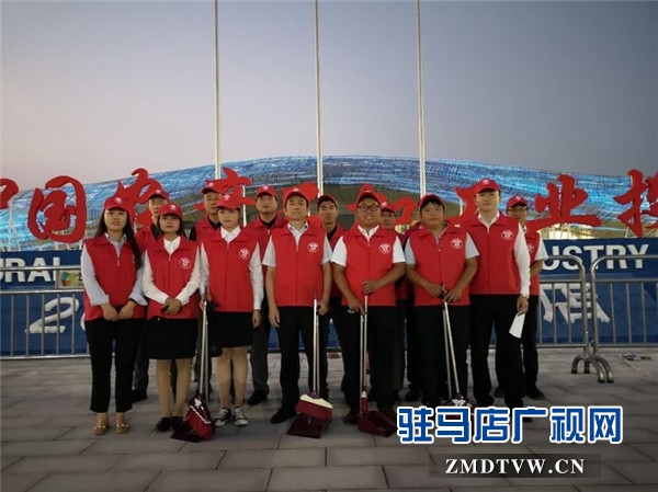 鵬宇集團(tuán)志愿者到駐馬店國際會展中心開展衛(wèi)生打掃志愿服務(wù)獲點(diǎn)贊