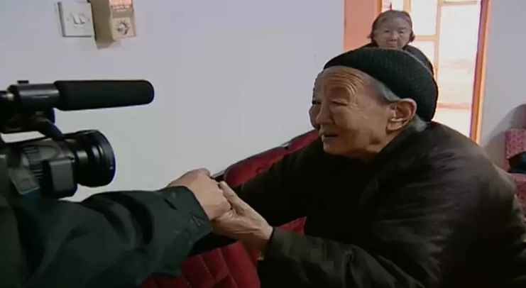 當(dāng)你發(fā)朋友圈的時候，他已經(jīng)給父母拍紀(jì)錄片了