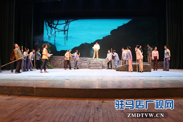“不忘初心、牢記使命”主題教育大型現(xiàn)代戲《重渡溝》在駐馬店市巡演