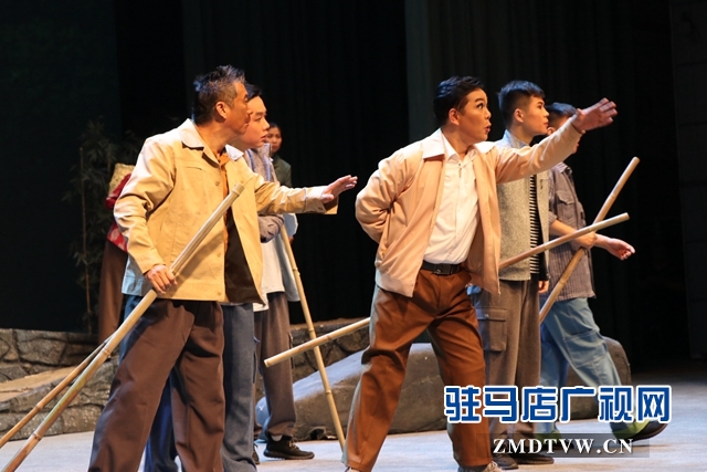 “不忘初心、牢記使命”主題教育大型現(xiàn)代戲《重渡溝》在駐馬店市巡演