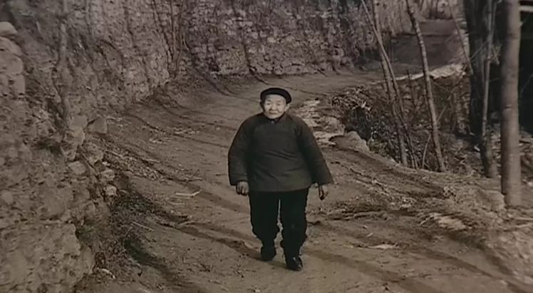 當(dāng)你發(fā)朋友圈的時候，他已經(jīng)給父母拍紀(jì)錄片了