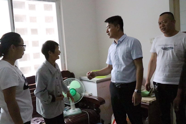 中秋來臨 愛心企業(yè)慰問孤寡老人