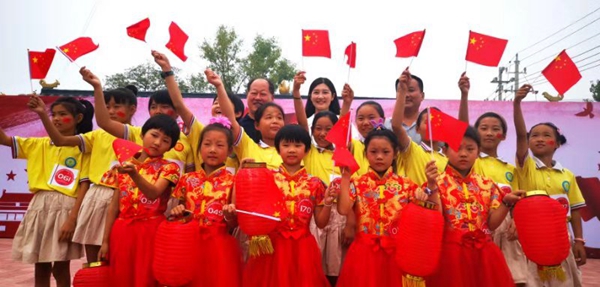 上蔡縣邵店鄉(xiāng)高李村群眾歌唱祖國頌黨恩