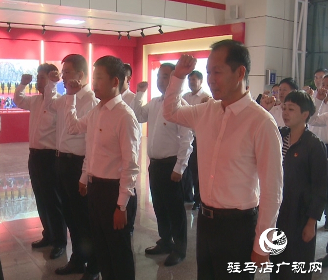 西平縣四大班子領(lǐng)導參觀“不忘初心 牢記使命”主題教育檔案文獻展