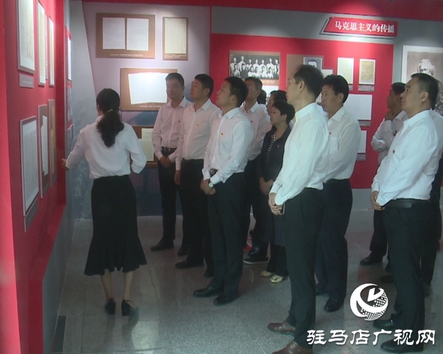 西平縣四大班子領(lǐng)導參觀“不忘初心 牢記使命”主題教育檔案文獻展