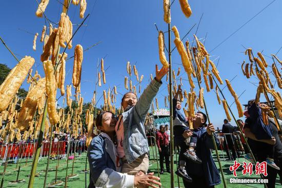 竹竿上“長”油條，洛陽民眾“摘”油條慶豐收