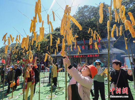 竹竿上“長”油條，洛陽民眾“摘”油條慶豐收