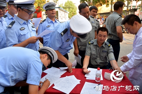 駐馬店市200余名保安參加“熱血禮贊中華”無(wú)償獻(xiàn)血活動(dòng)