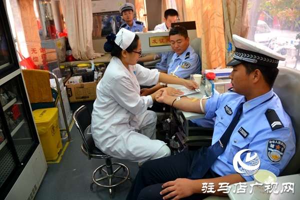 駐馬店市200余名保安參加“熱血禮贊中華”無(wú)償獻(xiàn)血活動(dòng)