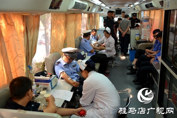 駐馬店市200余名保安參加“熱血禮贊中華”無(wú)償獻(xiàn)血活動(dòng)