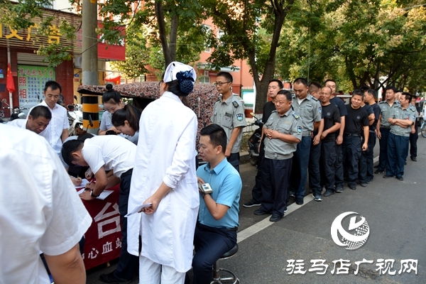 駐馬店市200余名保安參加“熱血禮贊中華”無(wú)償獻(xiàn)血活動(dòng)
