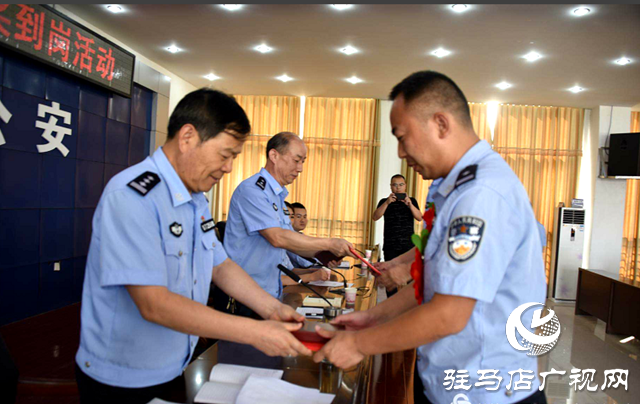 平輿縣公安局對(duì)新中國(guó)成立70周年慶祝活動(dòng)中涌現(xiàn)的先進(jìn)典型予以戰(zhàn)時(shí)表彰 