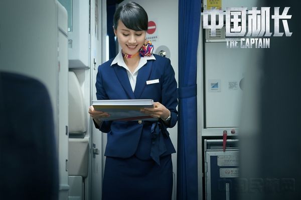袁泉回應(yīng)演《中國機長》乘務(wù)長：單手托大瓶礦泉水，躺在胳膊上倒 
