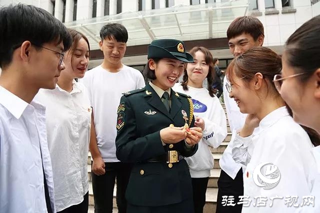 上蔡楊屯鄉(xiāng)歡迎參加閱兵式歸來的大學生女兵