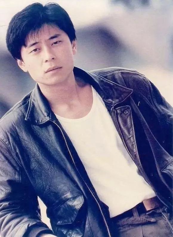 被毒啞的王杰，今天57歲了：年少愛(ài)聽(tīng)他的歌，再聽(tīng)已是傷心人 