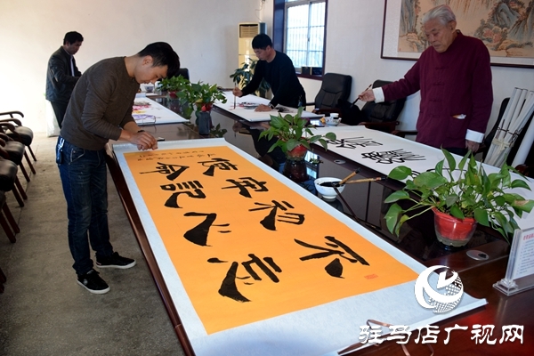 老君廟鎮(zhèn)科技文化服務(wù)中心開展文化進基層書畫活動