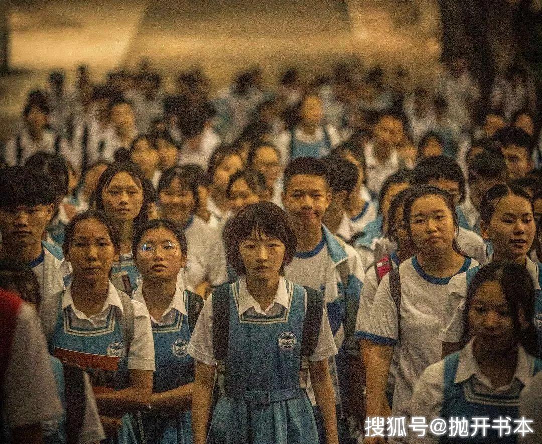 《少年的你》，校園暴力只是殼，兩個沒有未來的人如何相互取暖才是核 