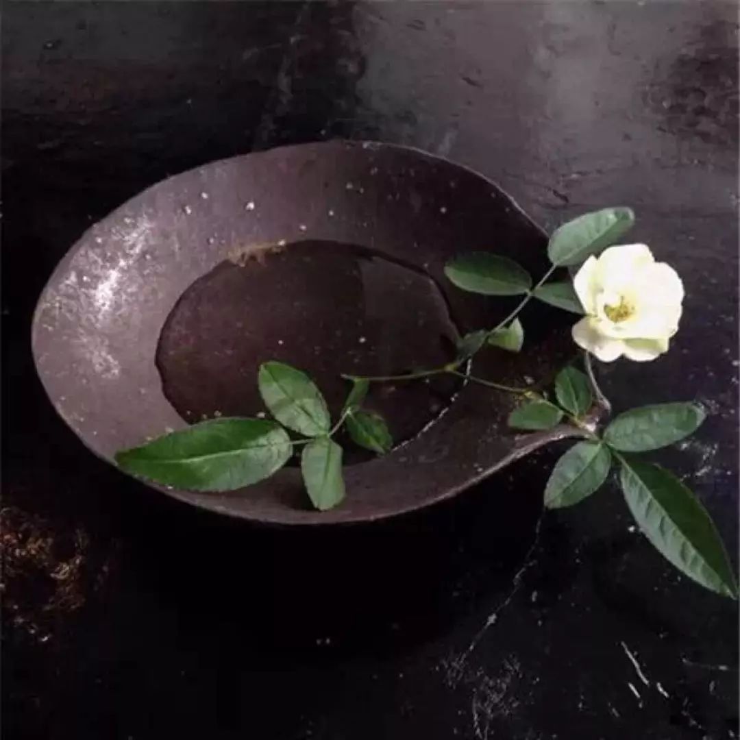 真正的審美是與美保持距離，而不是占有