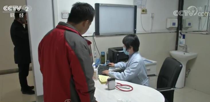 我國人均預(yù)期壽命提高到77歲 個(gè)人衛(wèi)生支出比重降至30%以下