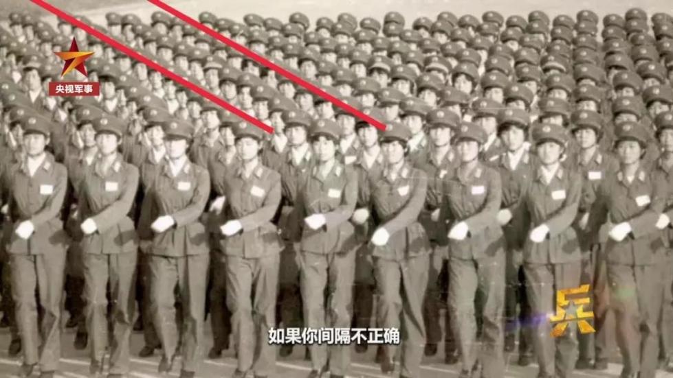 齊短發(fā)、“S彎”……新中國第一批受閱女兵的標配發(fā)型，好美！ 