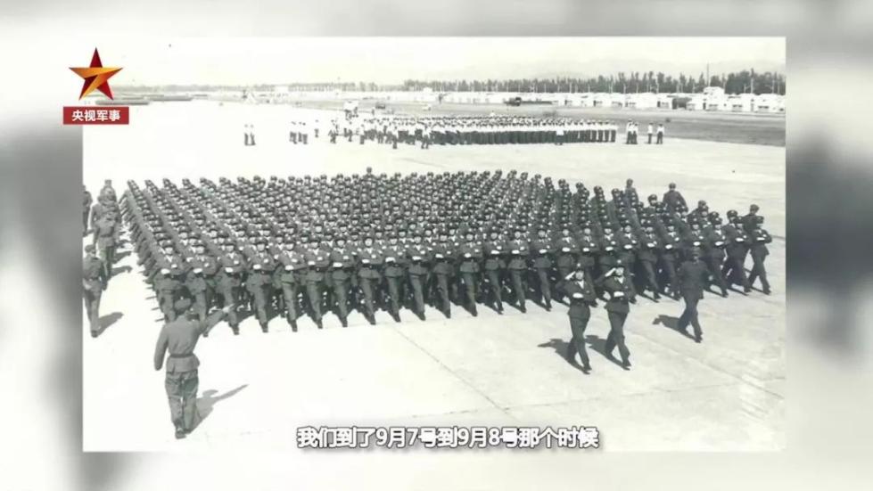 齊短發(fā)、“S彎”……新中國第一批受閱女兵的標配發(fā)型，好美！ 