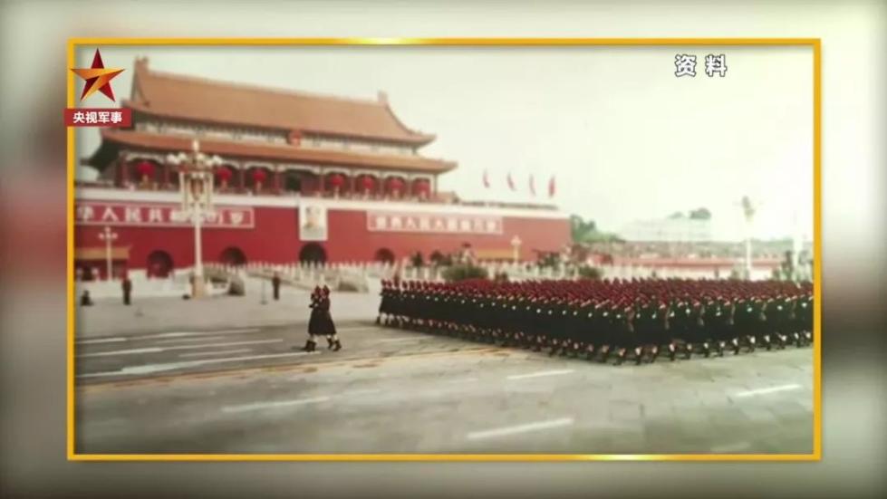 齊短發(fā)、“S彎”……新中國第一批受閱女兵的標配發(fā)型，好美！ 