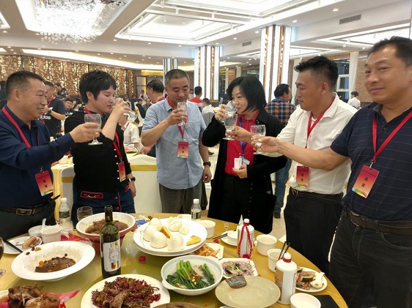 海南省駐馬店商會成立儀式在海口市舉行 五龍口酒為成立儀式指定用酒