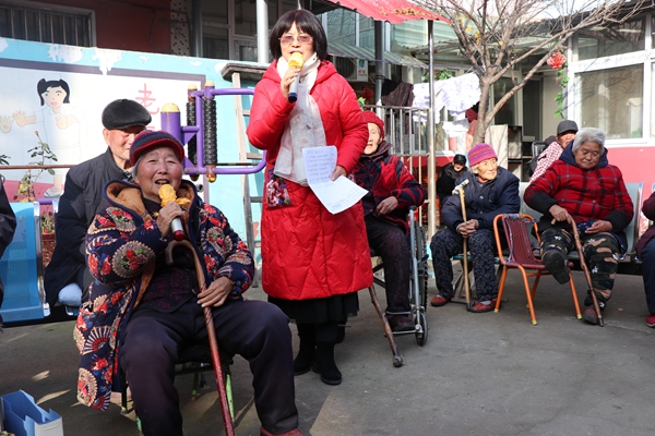 “紅色文藝輕騎兵”赴敬老院慰問演出